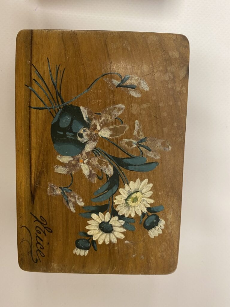 Quatre petites boites en bois d'olivier, à décor peint de fleurs et marquées "N…