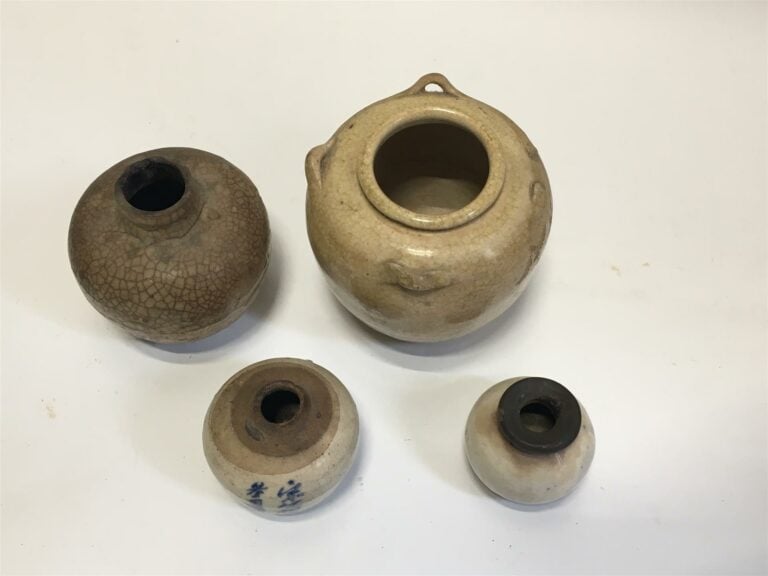 [-] QUATRE PETITS POTS EN GRES - Vietnam - Tous ovoides mais de taille différen…