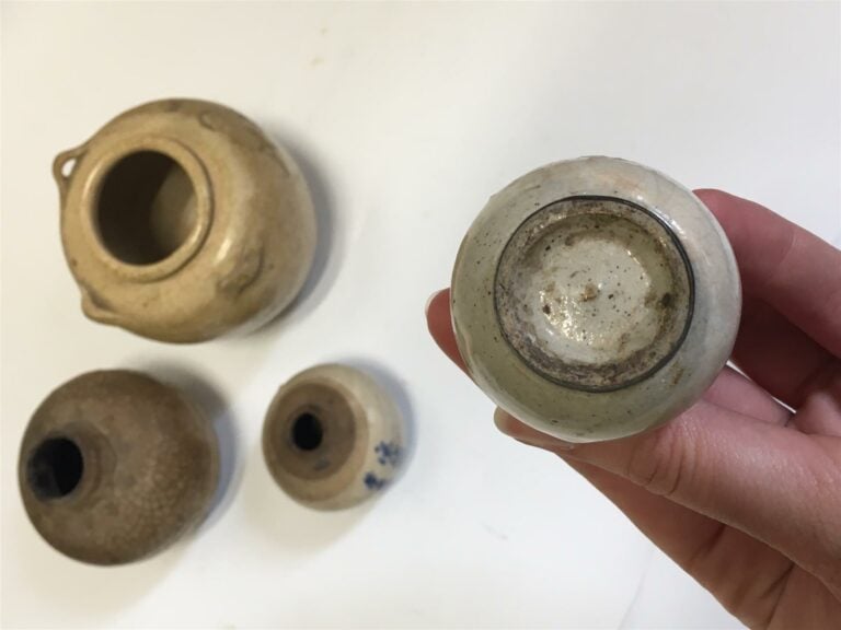 [-] QUATRE PETITS POTS EN GRES - Vietnam - Tous ovoides mais de taille différen…