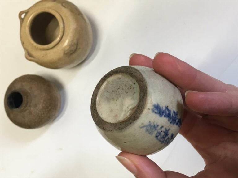 [-] QUATRE PETITS POTS EN GRES - Vietnam - Tous ovoides mais de taille différen…