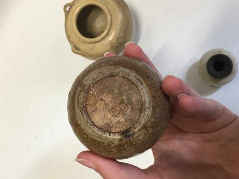 [-] QUATRE PETITS POTS EN GRES - Vietnam - Tous ovoides mais de taille différen…