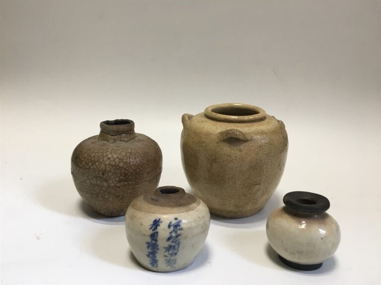 [-] QUATRE PETITS POTS EN GRES - Vietnam - Tous ovoides mais de taille différen…