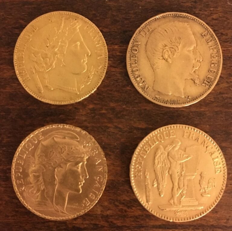 Quatre pièces de 20 francs or.