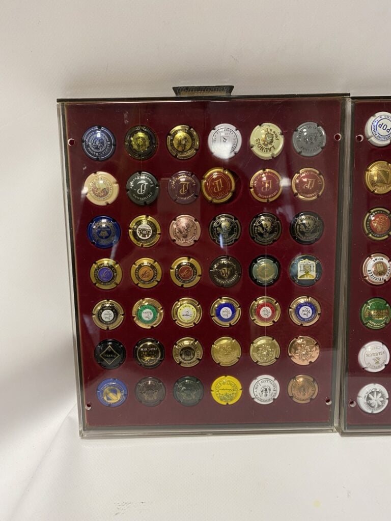 Quatre tableaux de placomusophilie (154 plaques de muselets de champagne)