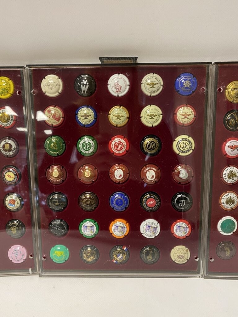 Quatre tableaux de placomusophilie (154 plaques de muselets de champagne)