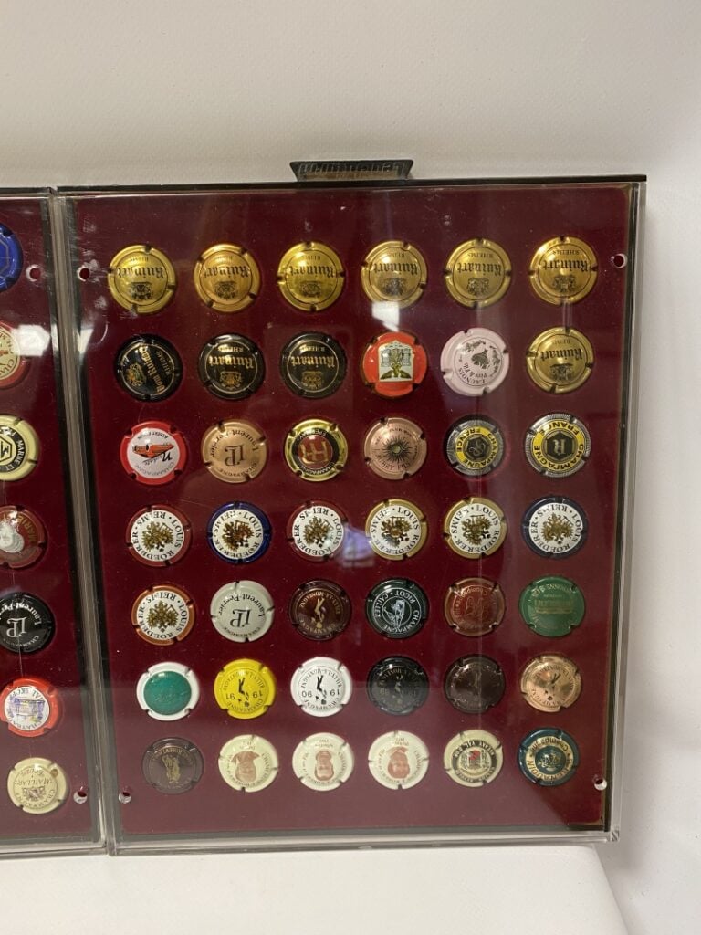 Quatre tableaux de placomusophilie (154 plaques de muselets de champagne)