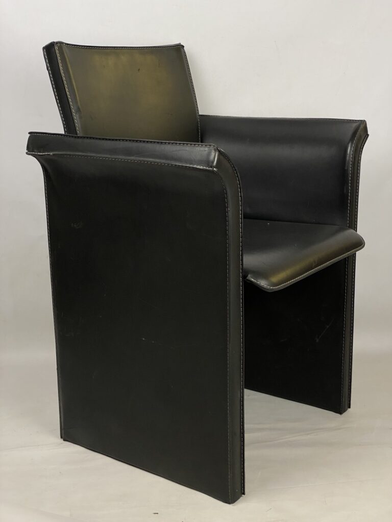 QUIA SOSSANO - Italie - Trois fauteuils en cuir - H: 89 cm - L: 50 cm - P: 60 c…