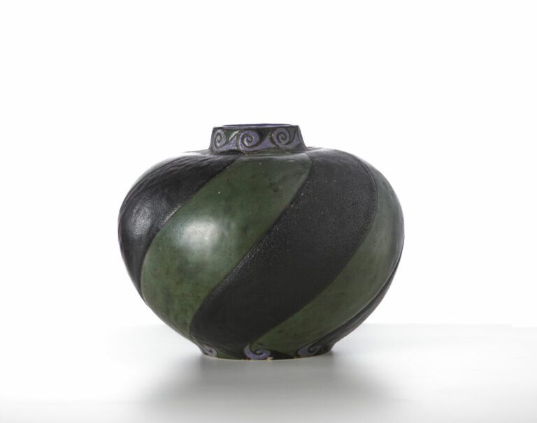 Raoul LACHENAL (1885-1956) - Vase à panse renflée en grès émaillé noir et vert…
