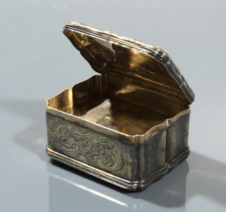 Rare tabatière rectangulaire à bords moulurés en vermeil à double ouverture à c…