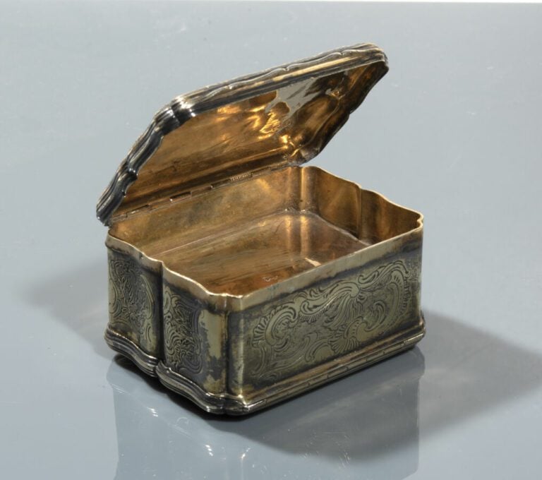 Rare tabatière rectangulaire à bords moulurés en vermeil à double ouverture à c…