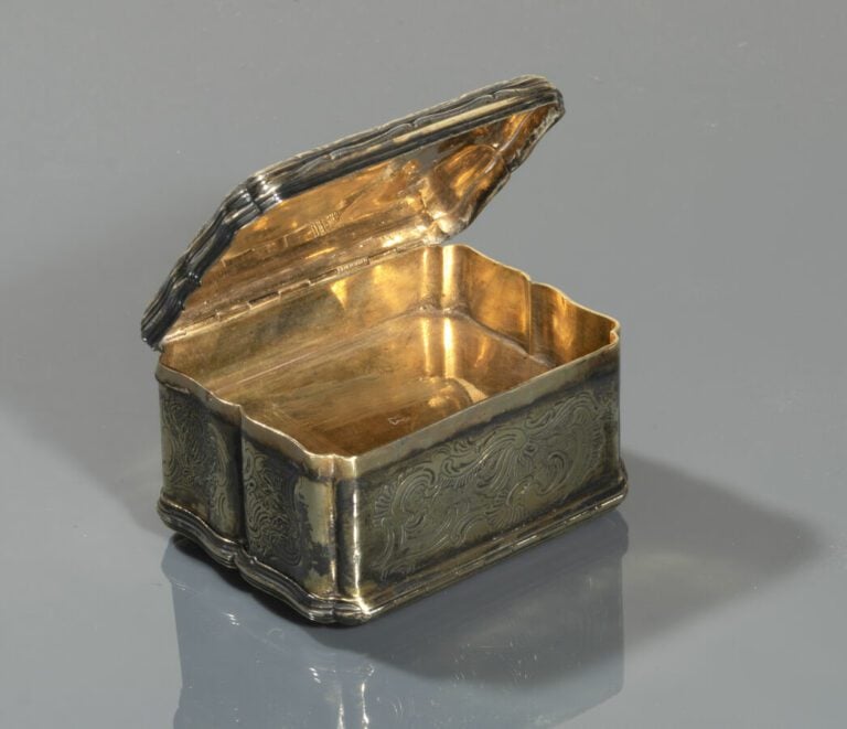 Rare tabatière rectangulaire à bords moulurés en vermeil à double ouverture à c…