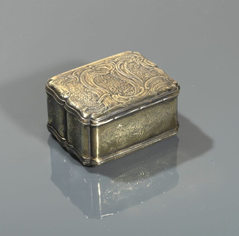 Rare tabatière rectangulaire à bords moulurés en vermeil à double ouverture à c…