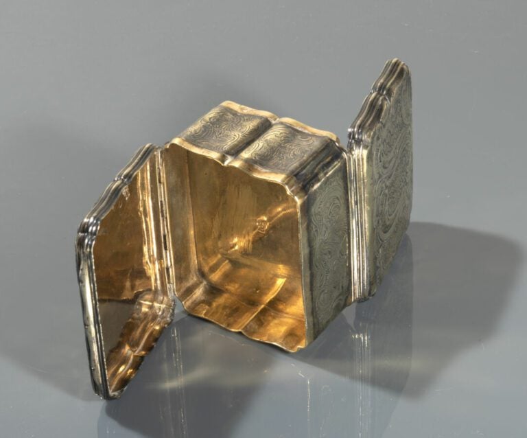 Rare tabatière rectangulaire à bords moulurés en vermeil à double ouverture à c…