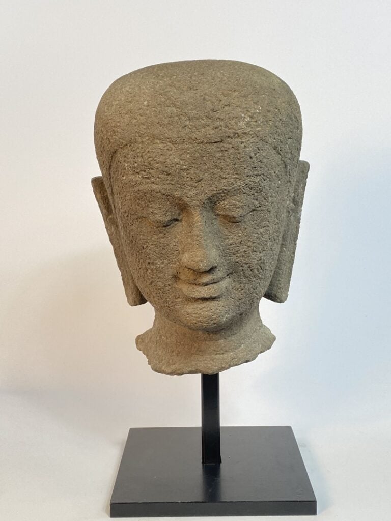 [.] RARE TETE DE MOINE BOUDDHISTE EN PIERRE VOLCANIQUE - Indonésie, Java Centra…