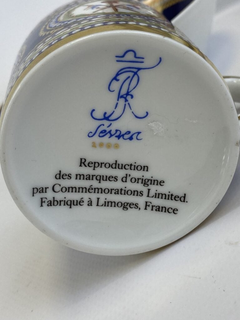 RAYNAUD LIMOGES - XXe siècle - "tasse à décor révolutionnaire" et une petite as…