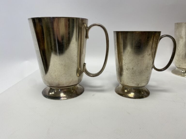 REGROUPE AVEC LOT 256 CORNET. - Quatre chopes en métal argenté de forme troncon…