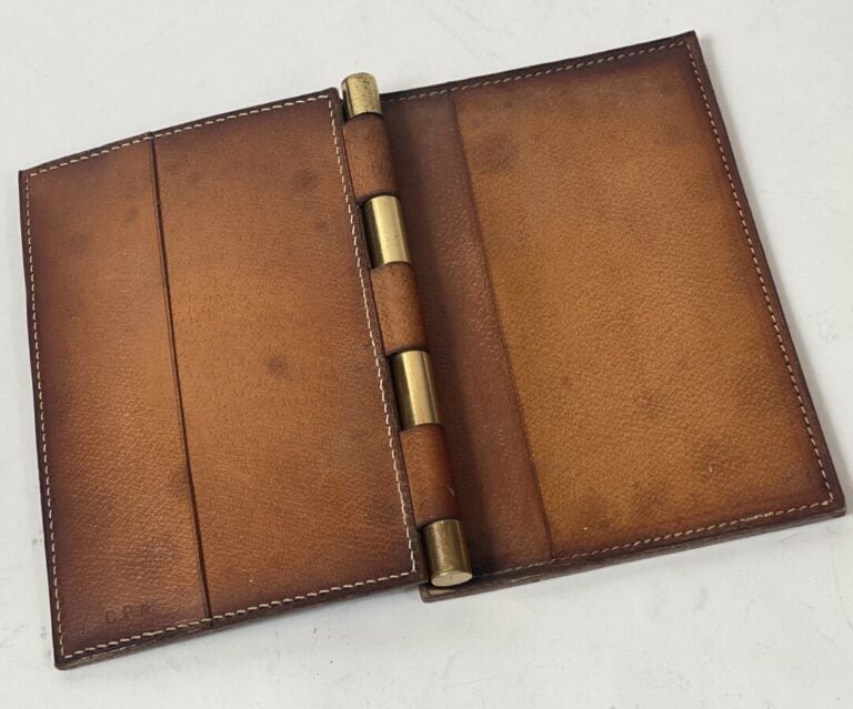 Reliure d'agenda de bureau en cuir beige, bordure piquée. - 22 x 15.5 cm