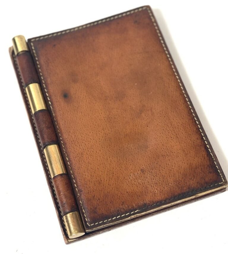 Reliure d'agenda de bureau en cuir beige, bordure piquée. - 22 x 15.5 cm