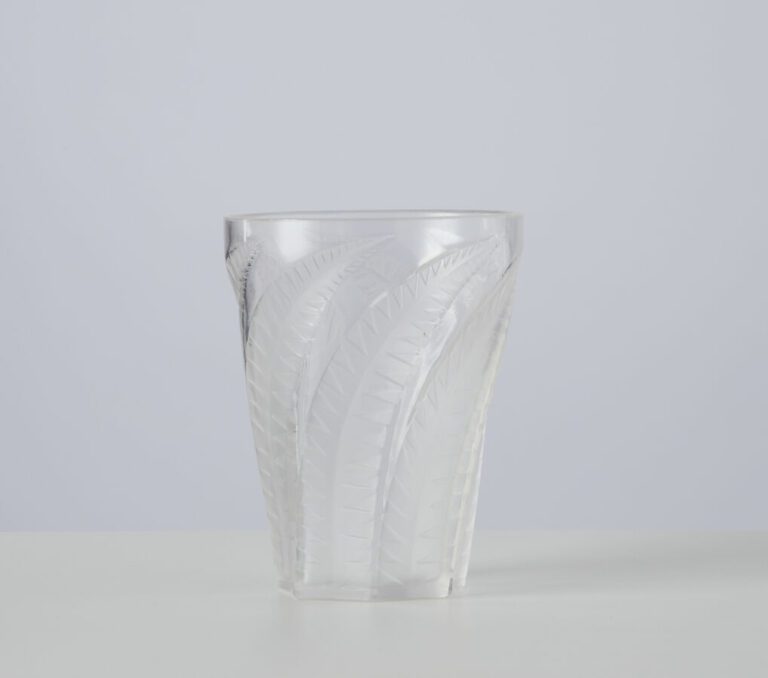 René LALIQUE (1860-1945) - Vase gobelet « Hespérides » en verre translucide mou…
