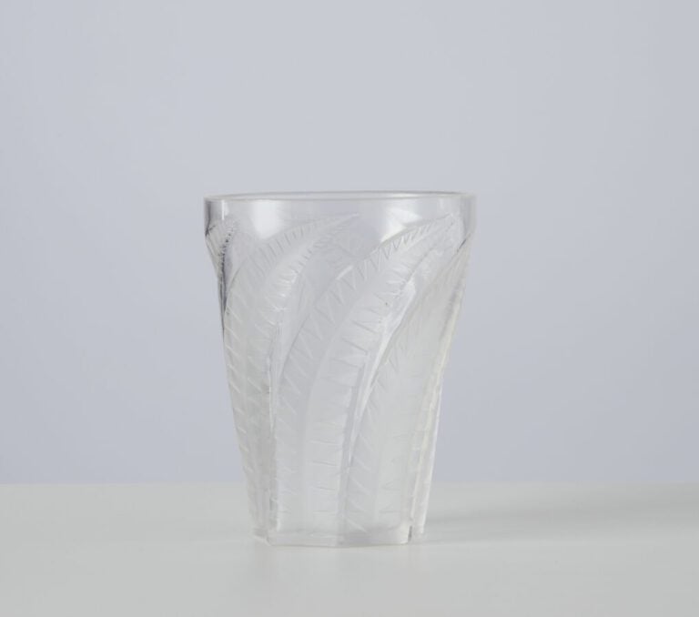 René LALIQUE (1860-1945) - Vase gobelet « Hespérides » en verre translucide mou…