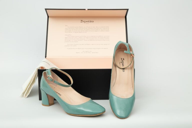 REPETTO. - Paire d'escarpins en cuir bleu gris (bon état d'usage). - Taille 37.…