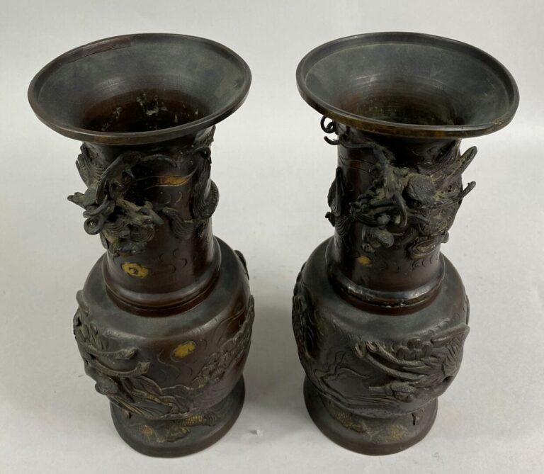 RESTITUE JAPON - Paire de vases en bronze à patine brune et rehauts dorés. A dé…