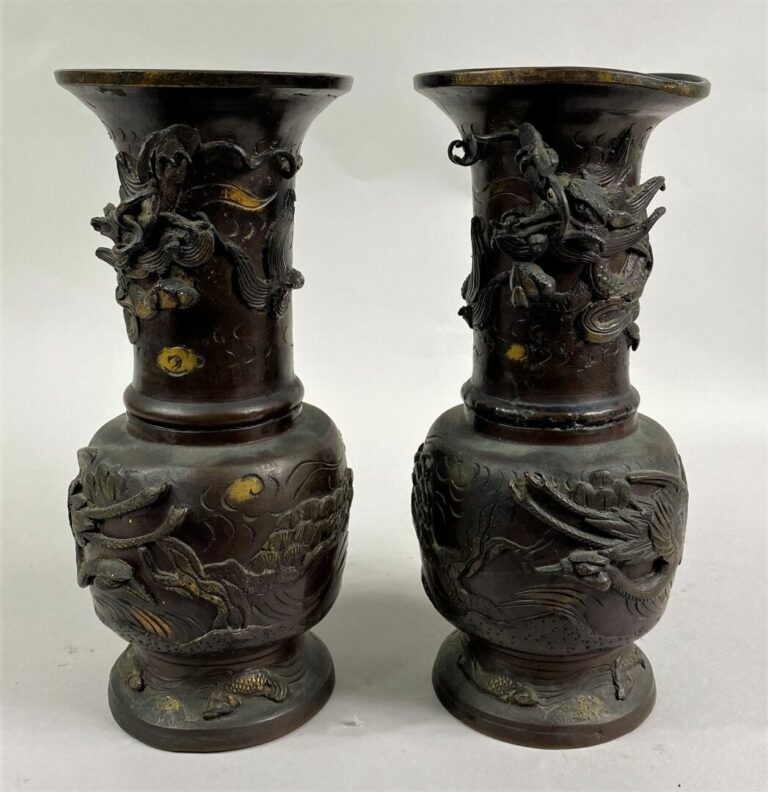 RESTITUE JAPON - Paire de vases en bronze à patine brune et rehauts dorés. A dé…