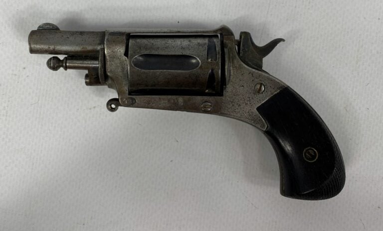 Revolver dit de cycliste, barillet à cinq coups, poignée en ébène quadrillé - (…