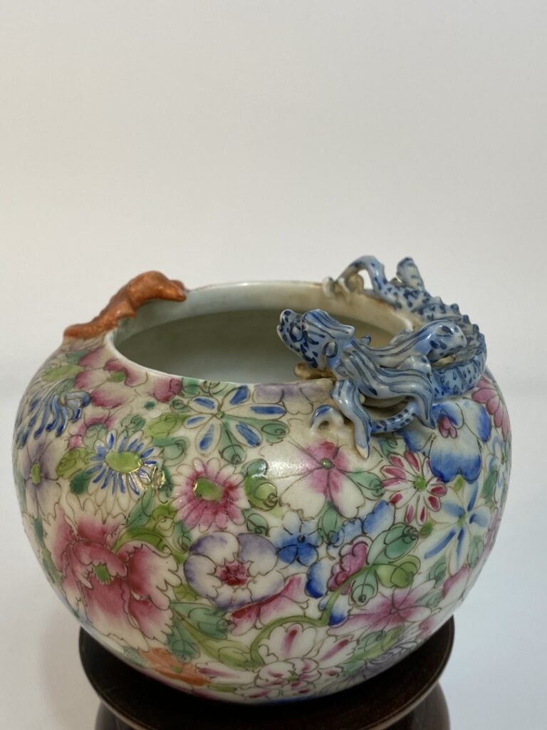 RINCE-PINCEAUX OVOIDE EN PORCELAINE EMAILLEE A DECOR DIT "MILLE FLEURS" - Chine…