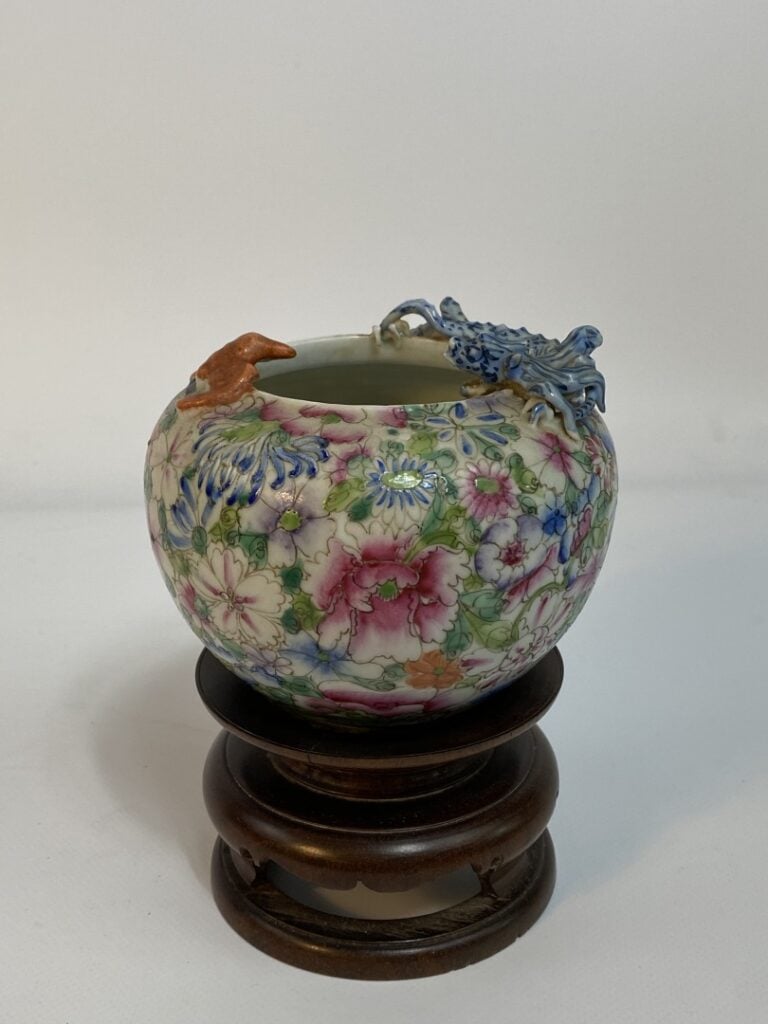 RINCE-PINCEAUX OVOIDE EN PORCELAINE EMAILLEE A DECOR DIT "MILLE FLEURS" - Chine…