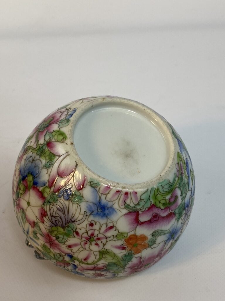RINCE-PINCEAUX OVOIDE EN PORCELAINE EMAILLEE A DECOR DIT "MILLE FLEURS" - Chine…