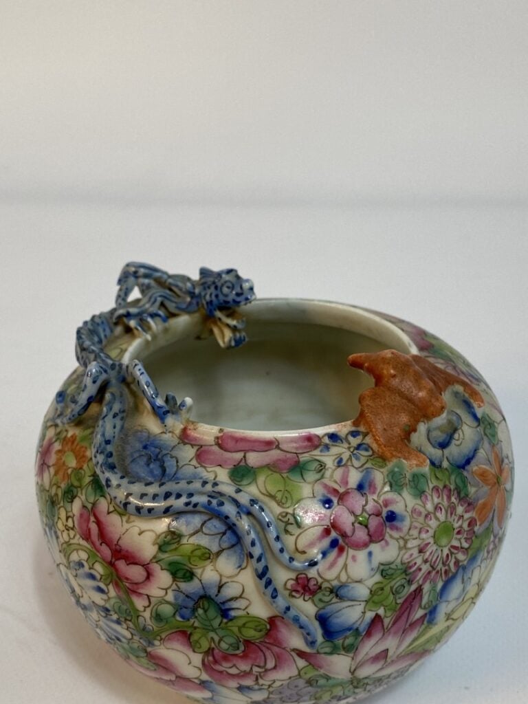 RINCE-PINCEAUX OVOIDE EN PORCELAINE EMAILLEE A DECOR DIT "MILLE FLEURS" - Chine…
