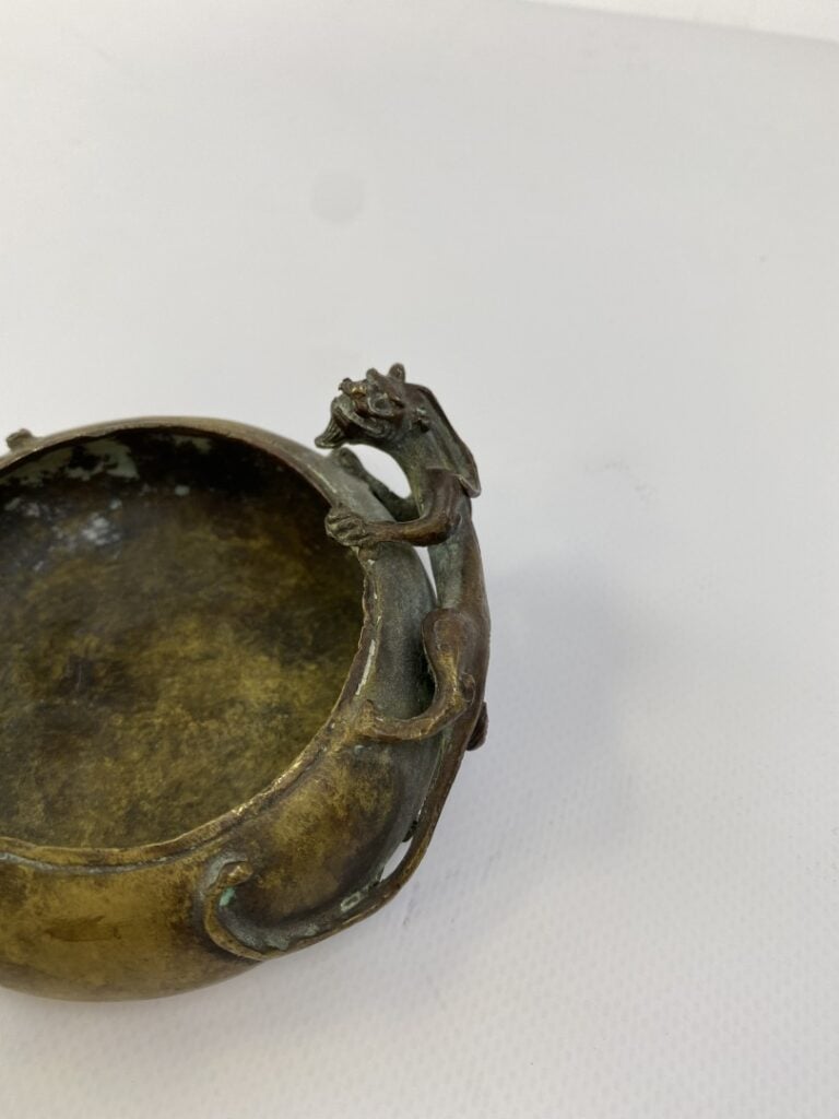 RINCEAU-PINCEAU EN BRONZE AU CHILONG - Chine - Décor aux dragons chilongs en re…