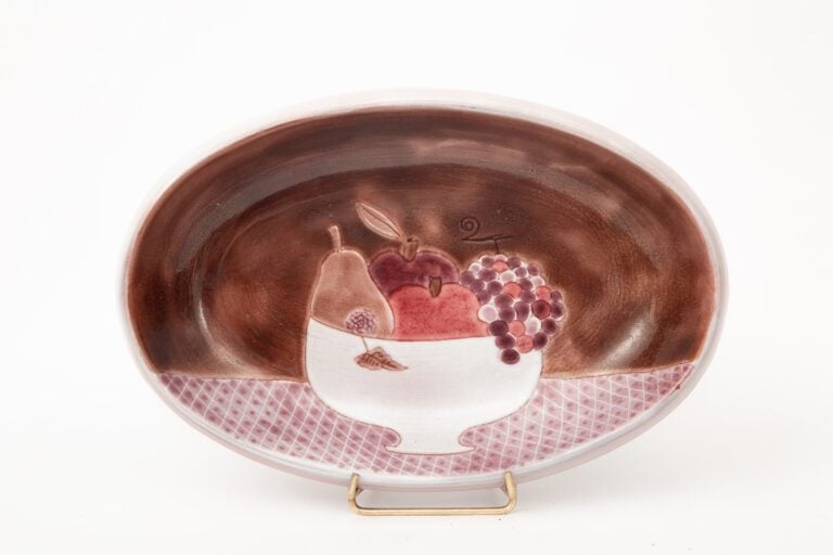 Robert et Jean CLOUTIER (XXème siècle). - Coupe ovale à décor central d'une cou…