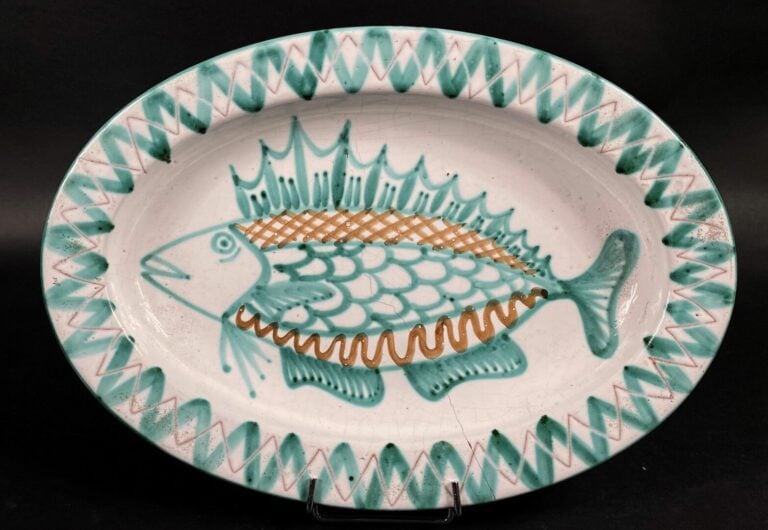 Robert PICAULT (1919-2000) - Plat en céramique émaillée polychrome à décor de p…
