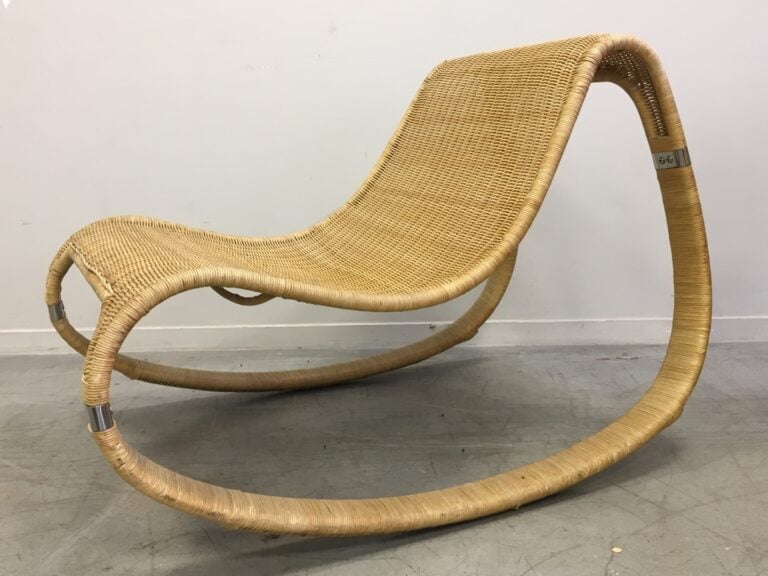 Rocking chair en rotin. - Hauteur: 75 cm. ; Longueur: 87 cm.