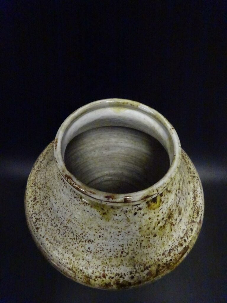 Roger COLLET (1933-2008). - Vase en pansu en grès émaillé crème et brun, signé…