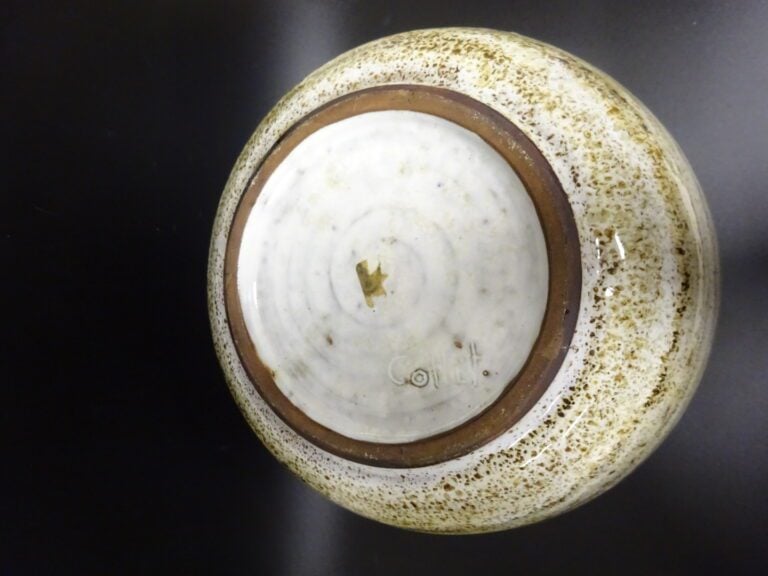 Roger COLLET (1933-2008). - Vase en pansu en grès émaillé crème et brun, signé…