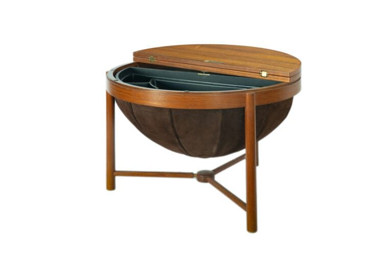 Rolf RASTAD et Adolf RELLING pour Rasmus SOLBERG. - Table basse d'appoint en pl…