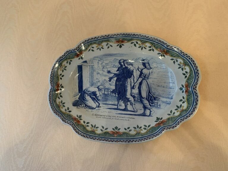 ROUEN - Plat ovale à décor d'une scène historiée de 3 femmes devant un homme le…