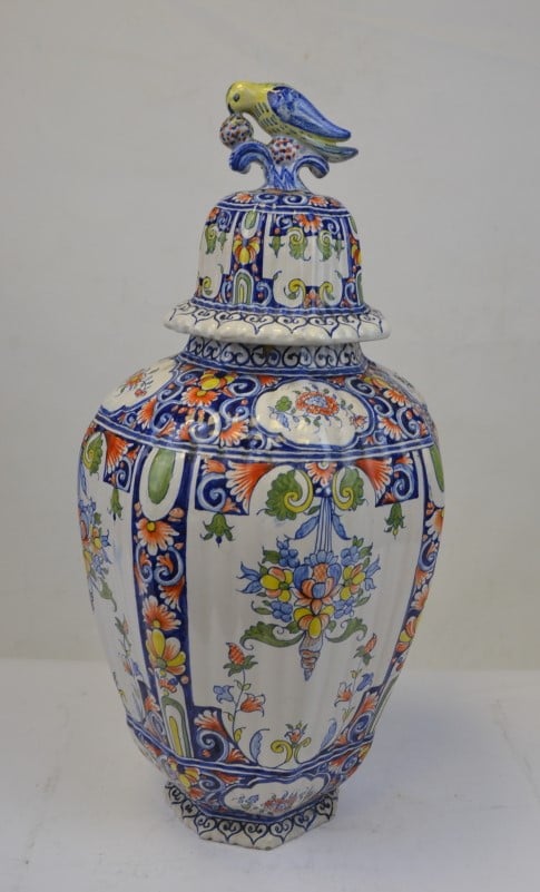 ROUEN. - Vase couvert en faïence côtelée polychrome, la prise du couvercle en p…