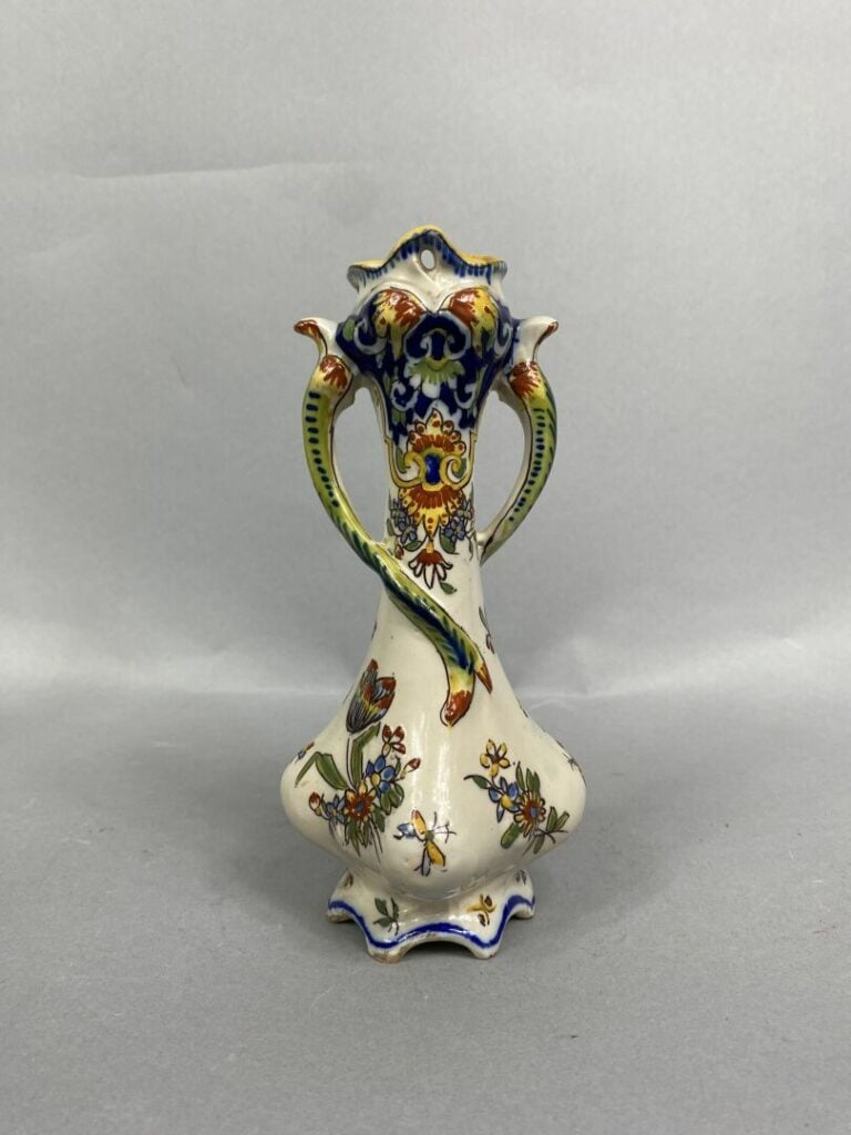 ROUEN - Vase soliflore en faïence à décor de fleurs. - On y joint un vase en ve…