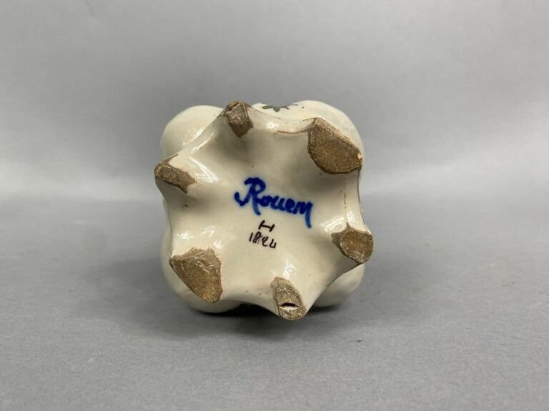 ROUEN - Vase soliflore en faïence à décor de fleurs. - On y joint un vase en ve…