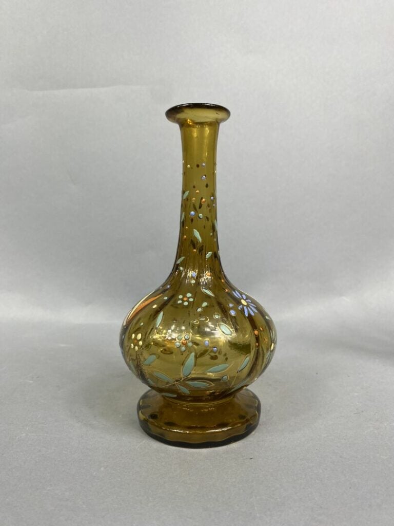 ROUEN - Vase soliflore en faïence à décor de fleurs. - On y joint un vase en ve…