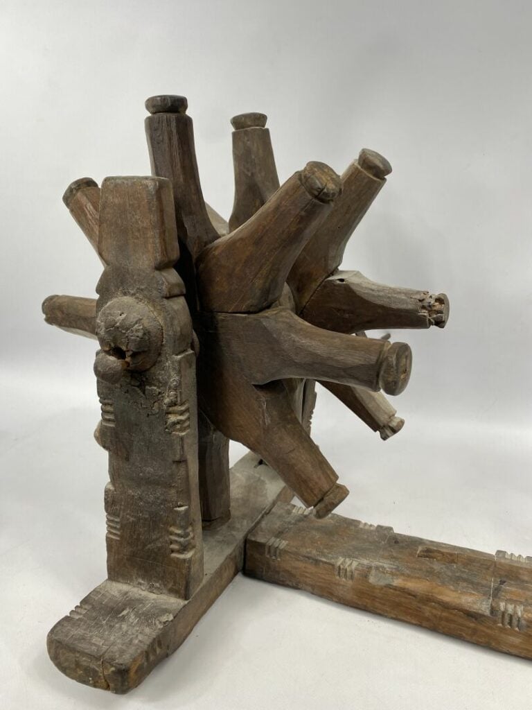 Rouet en bois naturel - Inde, XXe siècle - H: 45 cm- L: 57 cm- P: 40 cm