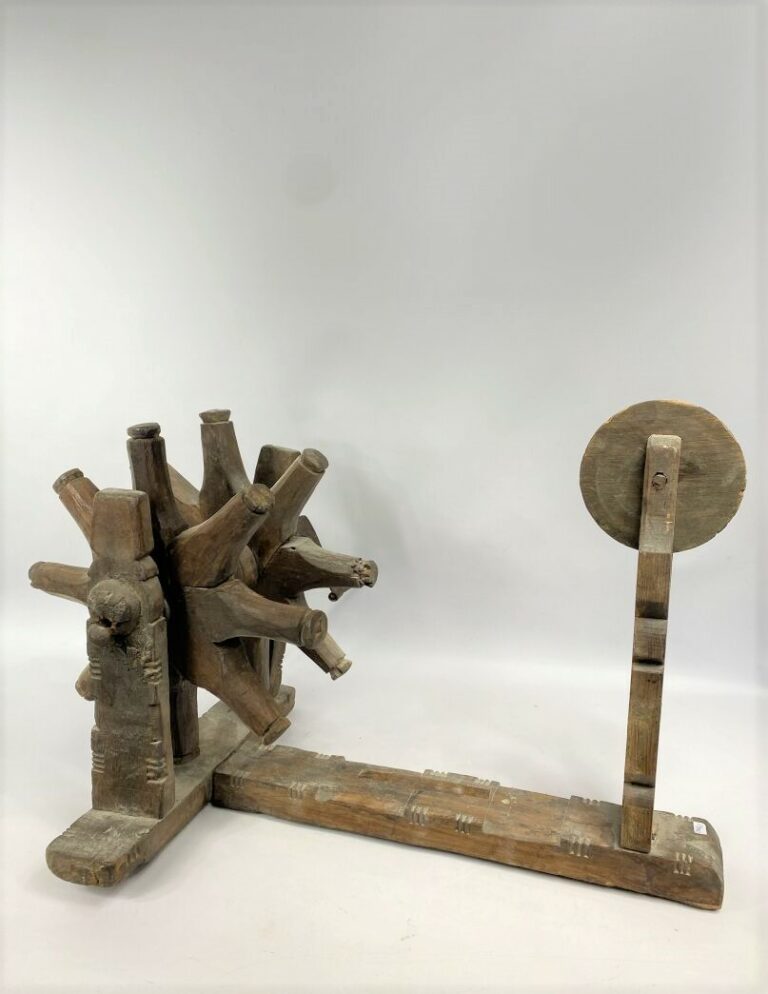 Rouet en bois naturel - Inde, XXe siècle - H: 45 cm- L: 57 cm- P: 40 cm