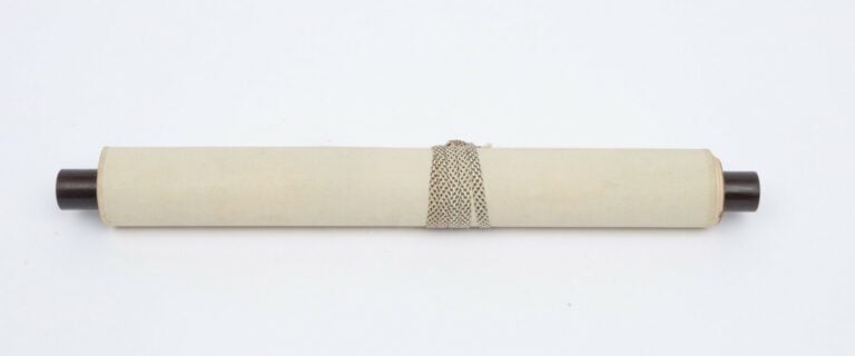 Rouleau suspendu (kakejiku) avec une peinture à l'encre monochrome très dynamiq…