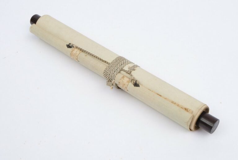 Rouleau suspendu (kakejiku) avec une peinture à l'encre monochrome très dynamiq…