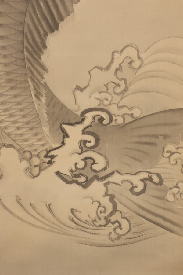 Rouleau suspendu (kakejiku) avec une peinture à l'encre monochrome très dynamiq…