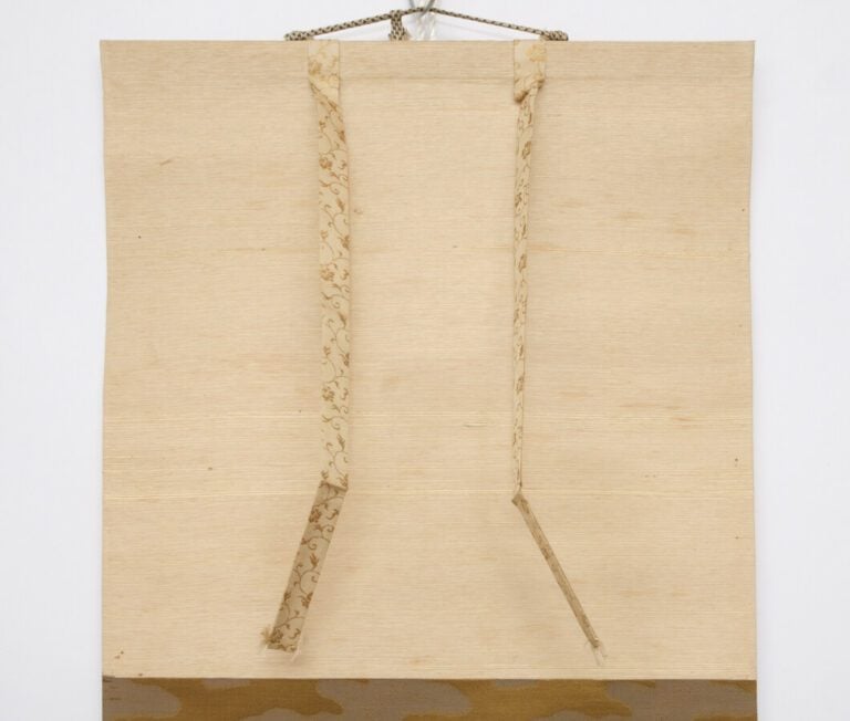 Rouleau suspendu (kakejiku) avec une peinture à l'encre monochrome très dynamiq…
